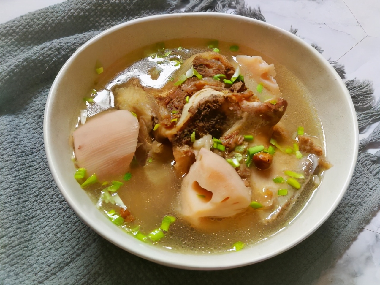 天热出汗多，多给家人煲汤喝，补水解暑，清热下火，平安入伏天