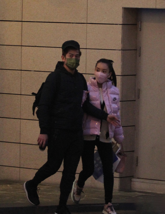 郭富城夫婦十指緊扣現身馬場，方媛全身名牌加持，望夫眼超有愛