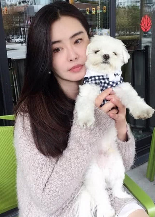 王祖贤罕见晒自拍，树下抱着宠物狗悠然自得，