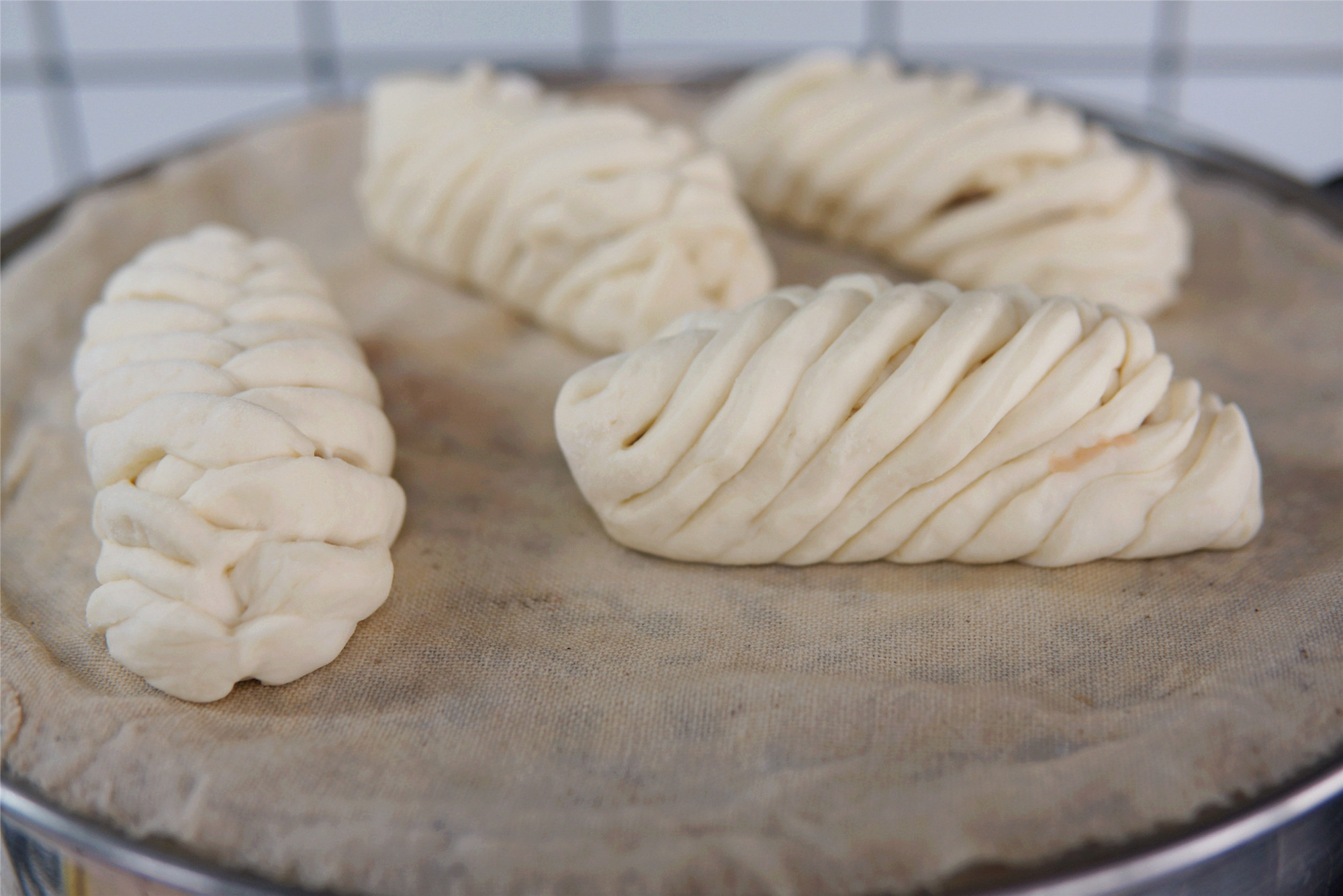 Recently, I have become fascinated by steamed buns like this, just cut a few cuts, it’s softer and more delicious, children love it.