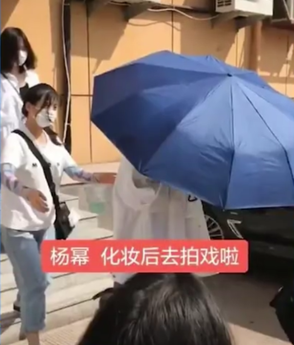 杨幂猝不及防“甩”伞给助理，全程黑脸，疑似