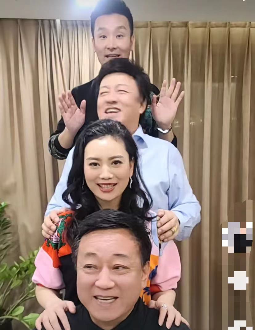 56岁朱军携娇妻谭梅现身！状态不输小13岁刘和刚