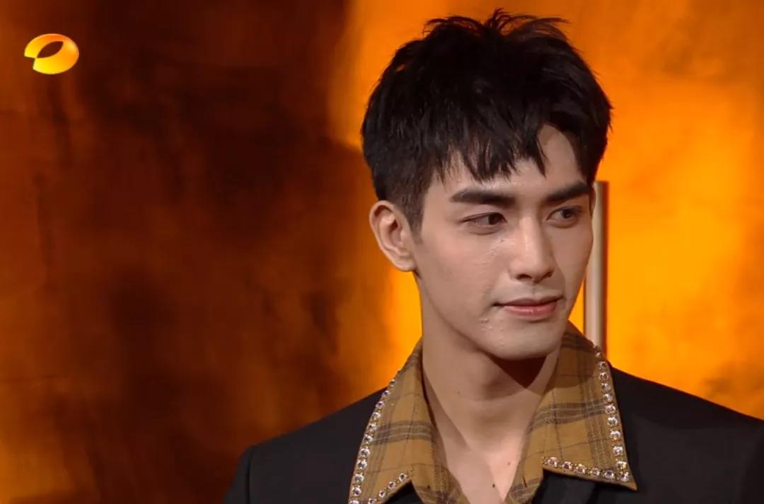 湖南跨年晚会暴露明星真实状态：谢霆锋素颜状