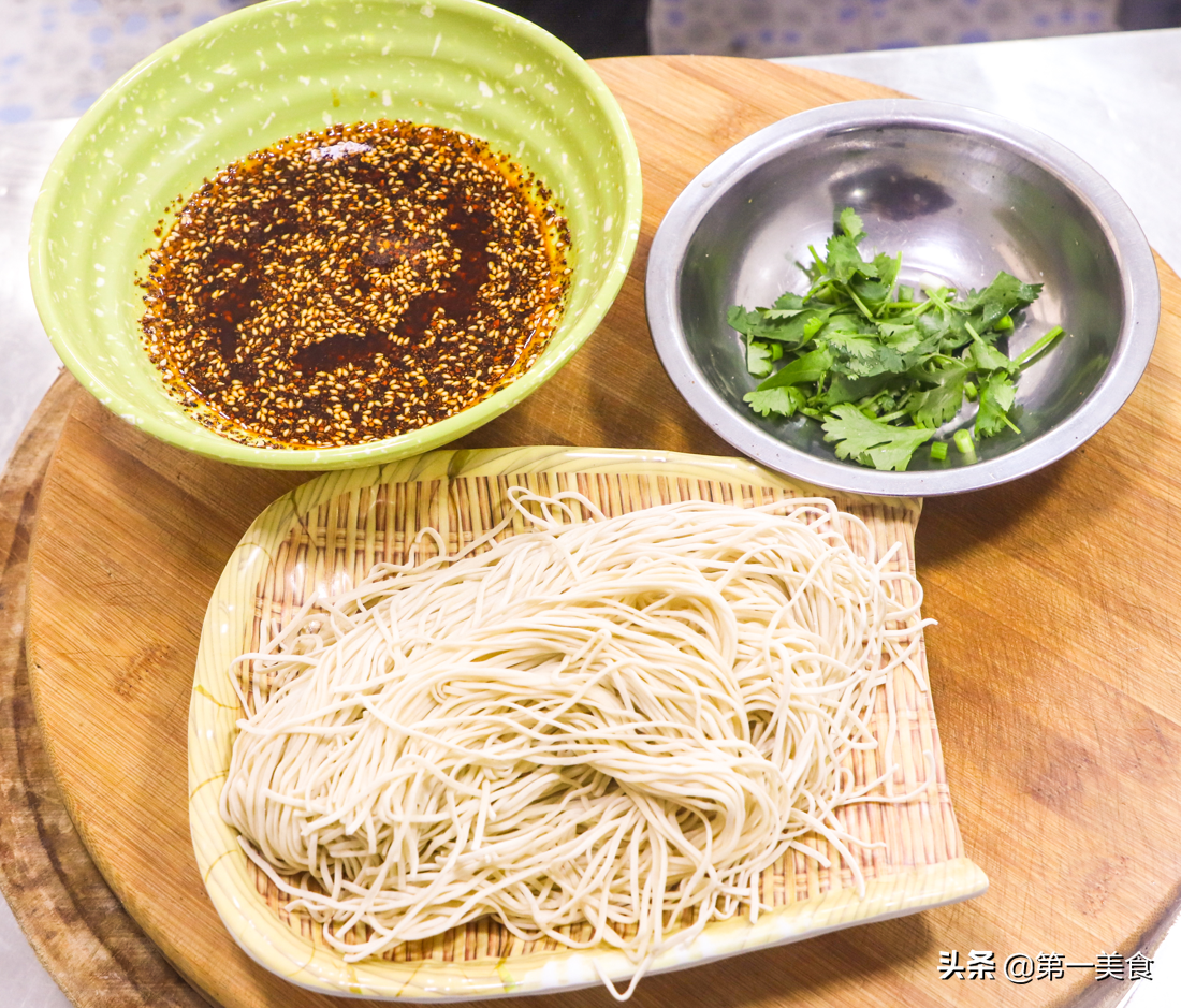You can’t make sour soup and you can’t marry someone. After eating this bowl of quick sour noodle soup for 5 minutes, I understand the old saying