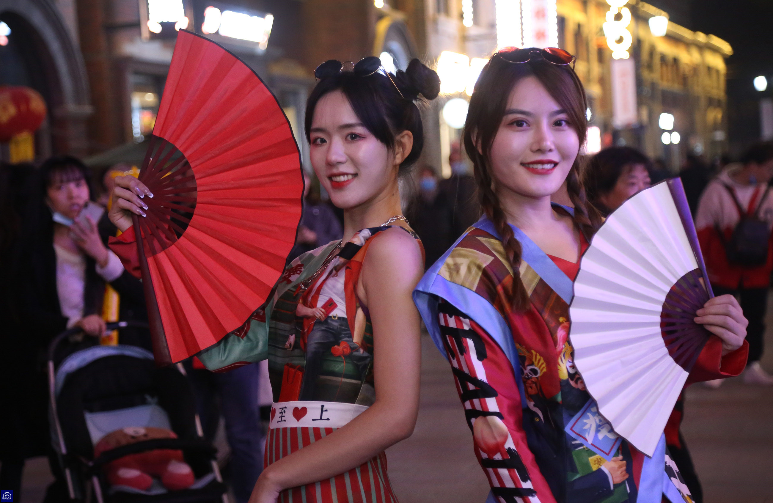 这条街60年前就是网红地，升级改造后更火了，漂亮女孩排队打卡