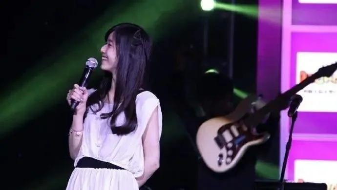 27岁章泽天500亿身价的朋友圈，除了世界首富还有