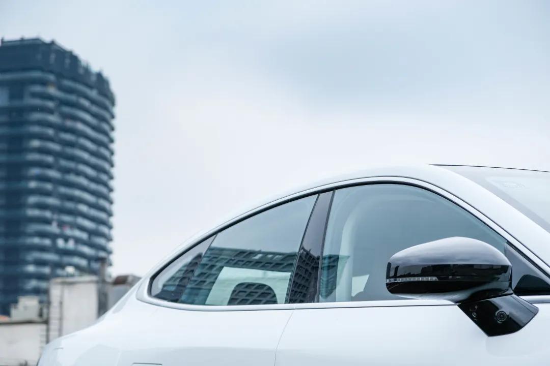 坐进小鹏P7车里，你开的不是车，而是未来