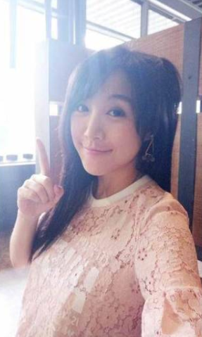 熊孩子？女星換衣過程被女兒全程拍下！傳上網(wǎng)1天引13萬人觀看