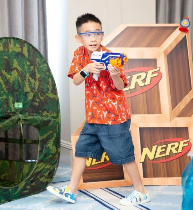 儿子7岁生日，应采儿晒全家福，生二胎后首次露