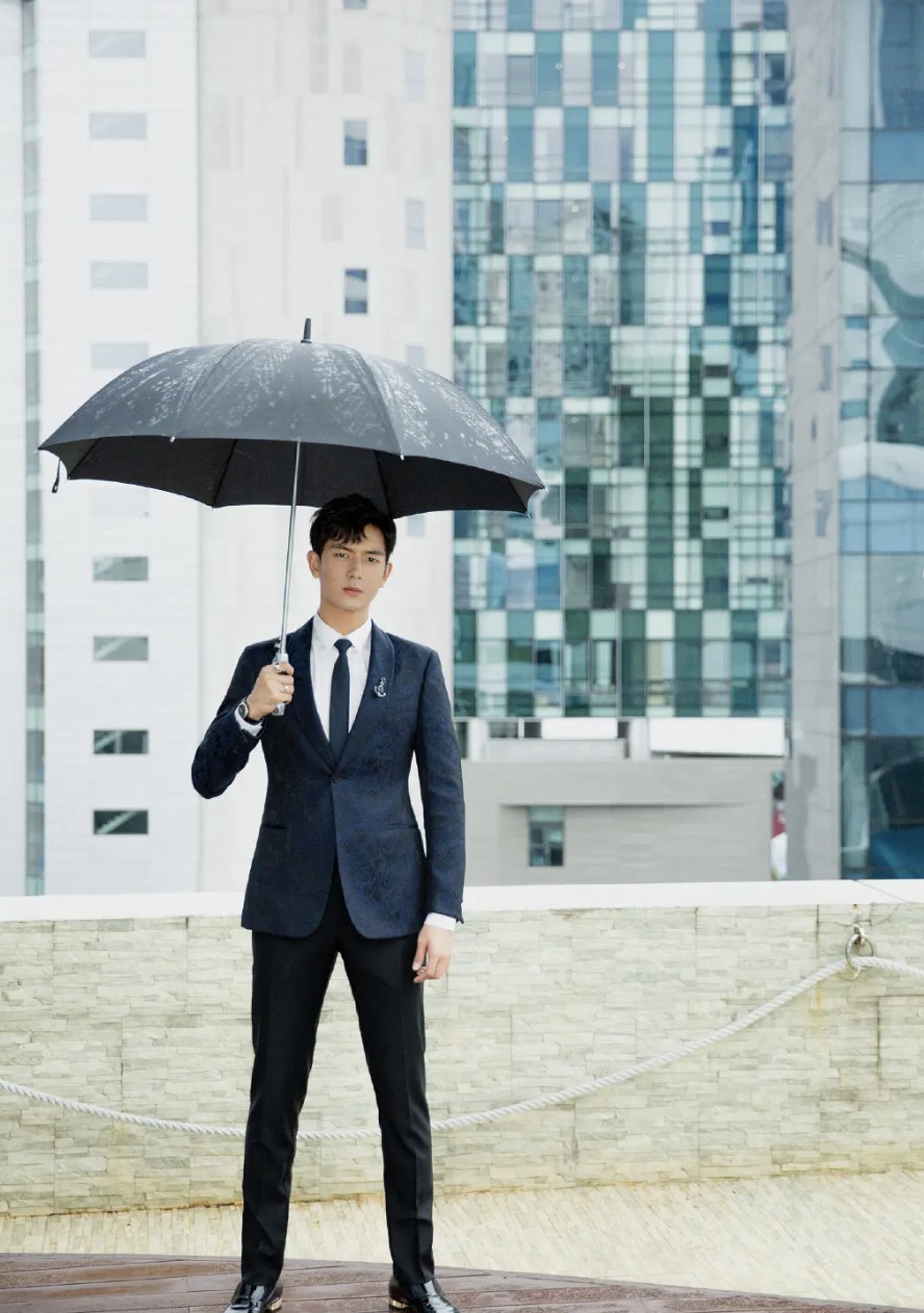 李現自稱不是偶像是演員，不抽煙不喝酒，每晚堅持健身超自律