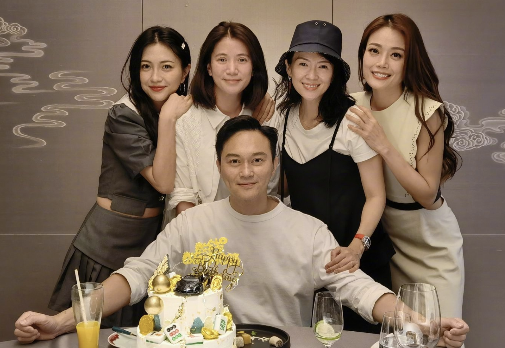 张智霖夫妇偶遇张艺兴，三人合影留念，无滤镜下袁咏仪素颜显沧桑