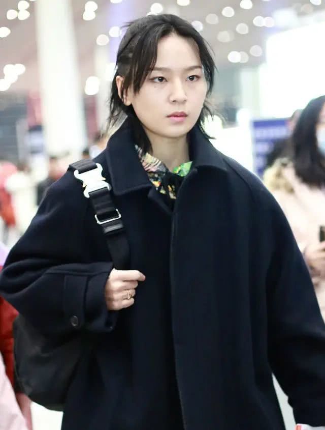 周笔畅素颜暗沉又消瘦，34岁打扮成大妈，让人觉