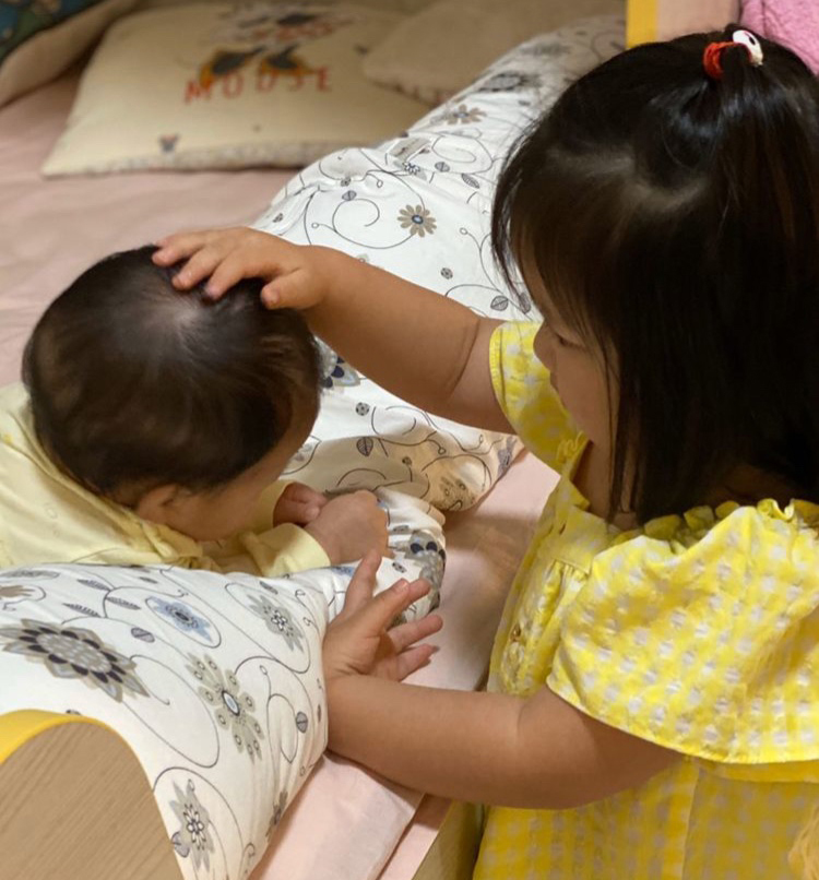 李亞男曬倆女兒同框照，姐姐摸妹妹腦袋溫柔寵溺，畫面溫馨有愛