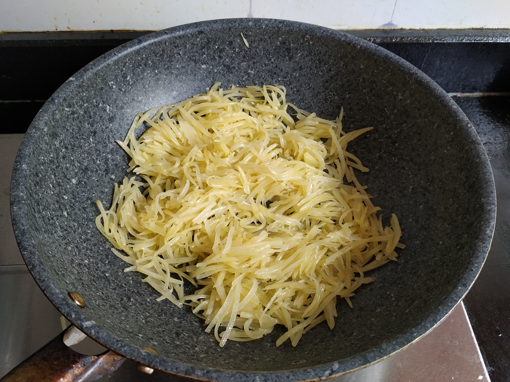 How can potato shreds keep on being fried?  The farmer’s chef has a trick, the taste is mellow and chewy