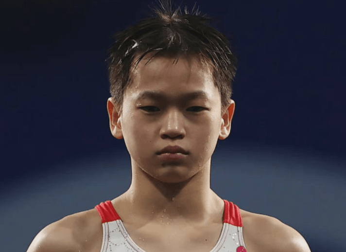 全红婵大火！现身全运会跳水馆，水花消失术来了，小粉丝一脸崇拜