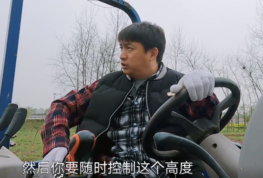 张艺兴开拖拉机犁地，黄磊爆料自己也有驾照，准备回北京买拖拉机