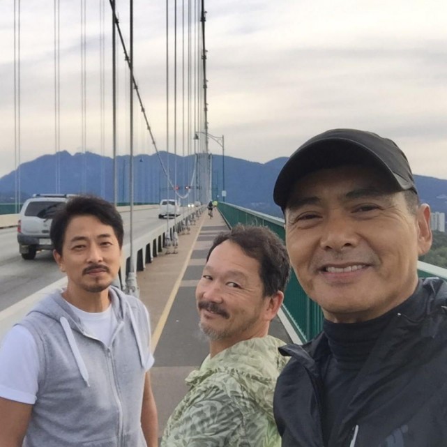 港媒曝周潤發在廖啟智出殯當天帶二人合照爬山，悼念至黃昏才回家