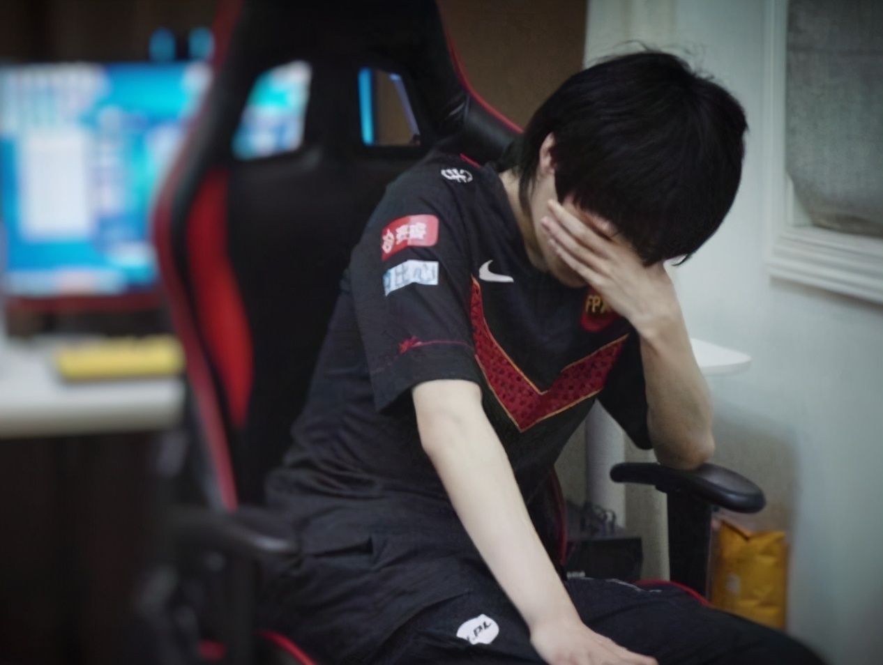 The contest after FPX promotion season 4 strong! Golden cluck clucks 5 kill achieve a record, days of small contest hind covers fetching tear item