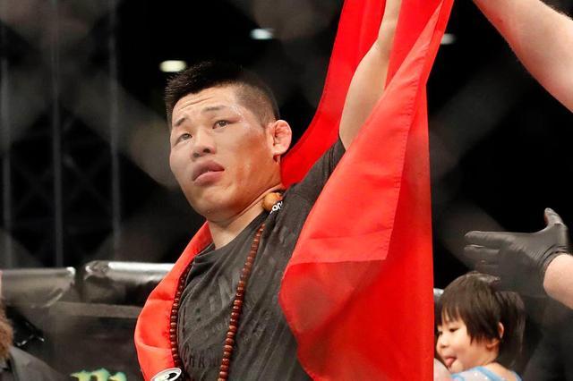 李景亮对战奇马耶夫，网友：这回不是国内艺人，不是那么好欺负的