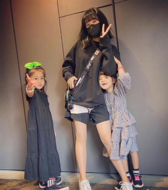 梧桐妹16岁生日，继母出镜与孙志浩亲吻女儿，贾静雯一家缺席