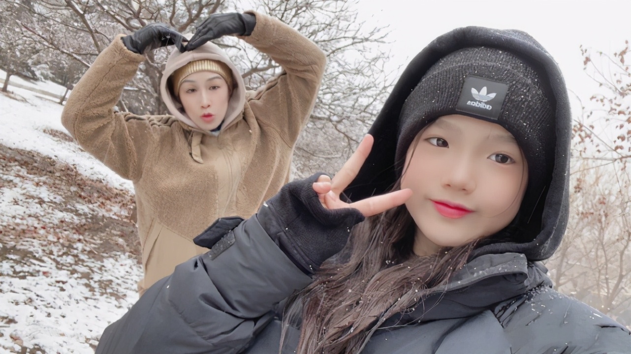 鐘麗緹帶兩女兒玩雪，考拉開心大笑，Jaden化紅唇越來越漂亮