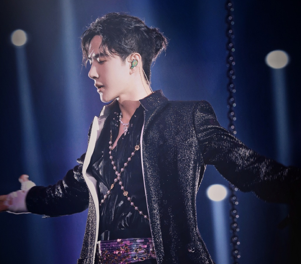 龙拳|王一博《龙拳》舞台燃爆全场！主持嘴瓢逗乐自己 害羞动脖子反差大