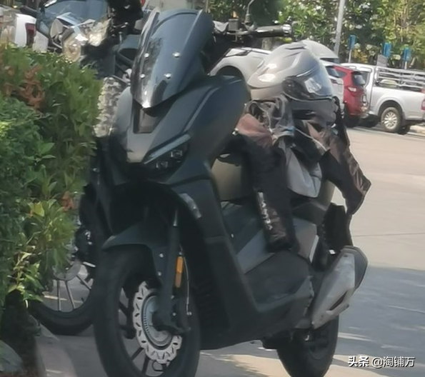 GPX 300踏板摩托出現在越南地区 这不是龙嘉VMAX300吗