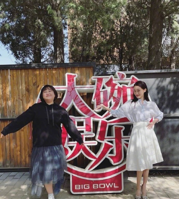 张小斐为贾玲庆生，称其是重情义的姐姐，不久前还帮她回老家扫墓