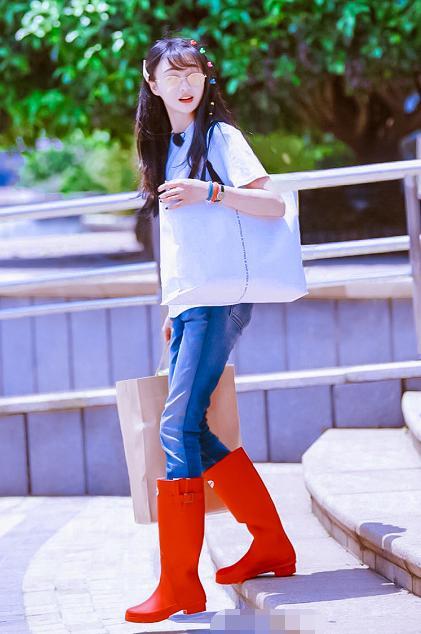 郑爽新造型谁见了都夸甜, 唯独脚上的这双鞋, 大