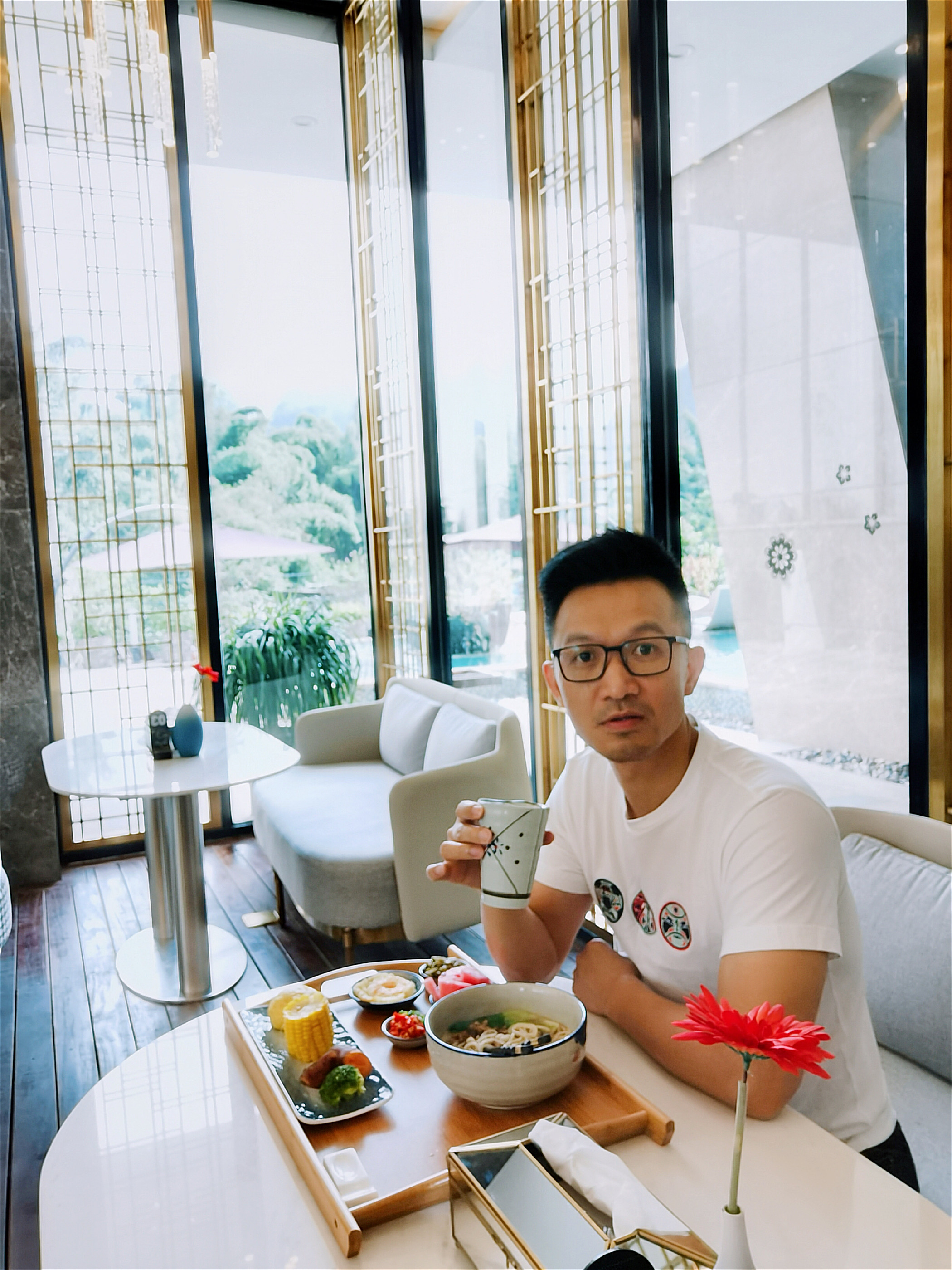 Sitting on the most beautiful poetry and wine garden in China, some people sigh: Sleeping in the RMB is so sweet