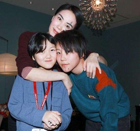 时尚小女王李嫣和母亲王菲姐姐窦靖童的合照