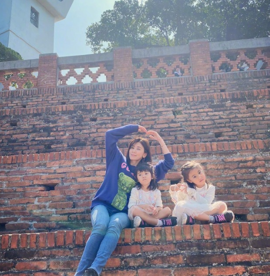 贾静雯两女儿画作太“恐怖”，画风诡异人物张牙舞爪，堪比毕加索