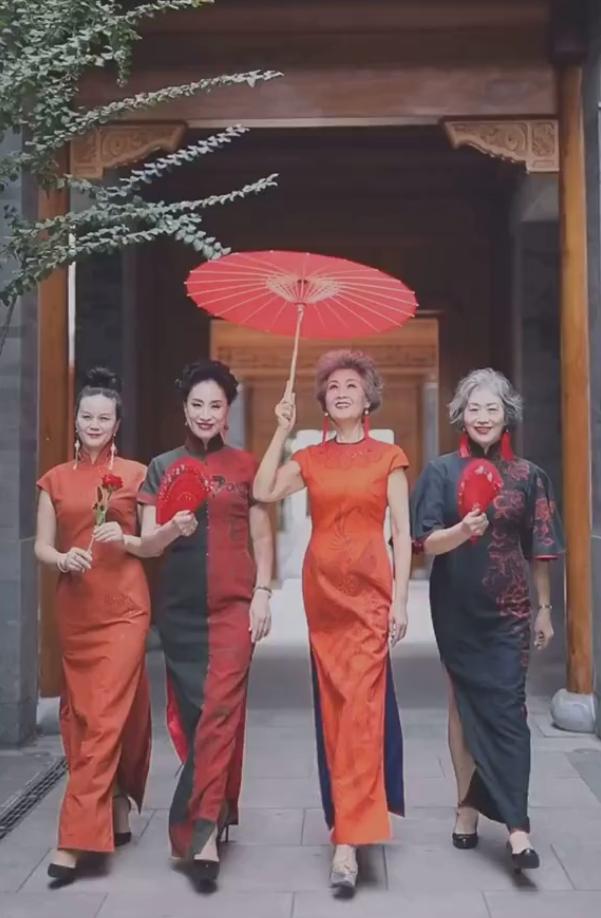 “时尚奶奶团”火到国外，穿旗袍气质堪比超模，真给中国奶奶长脸