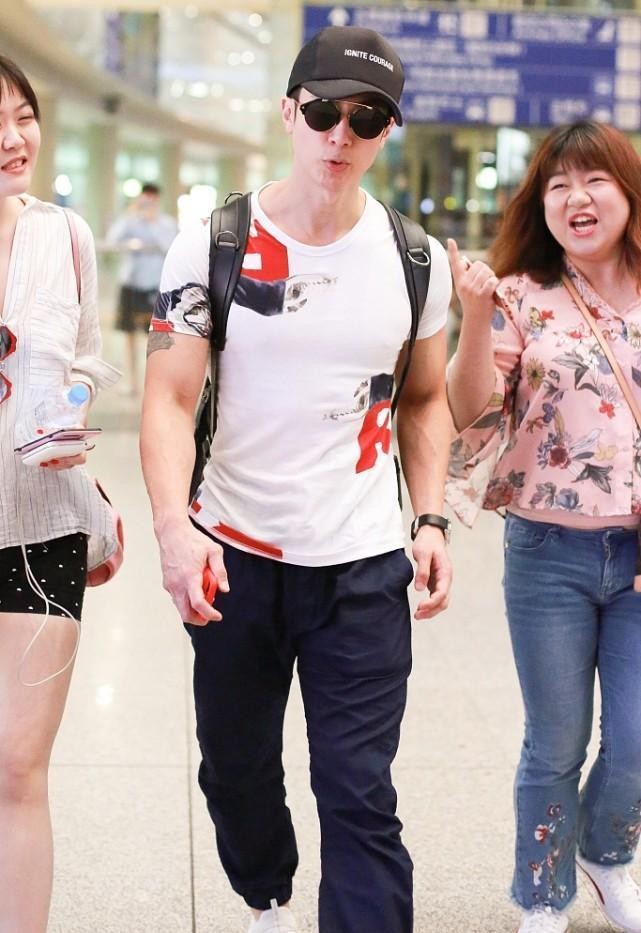 吴尊不愧是健身房CEO，T恤都要被肌肉撑开，这身材真的绝了