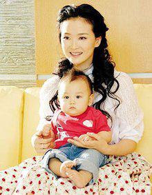 晴格格当红时息影，二十多岁傍富豪，表面风光