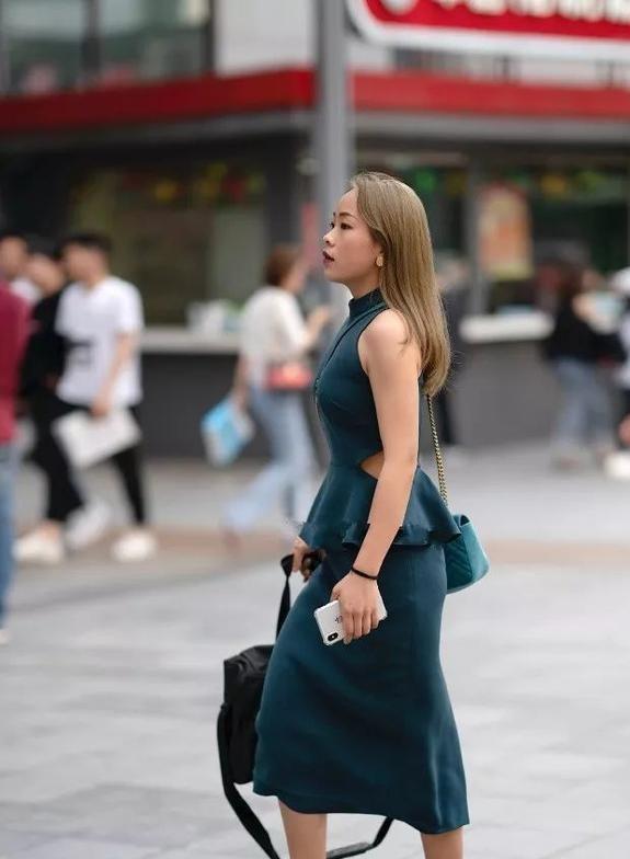 美女穿搭：迷茫时像一只漂泊太久的船，彼岸浓