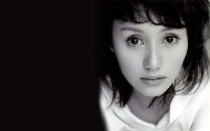 气质女神袁泉，岁月静好有灵气，气场清冷惹人