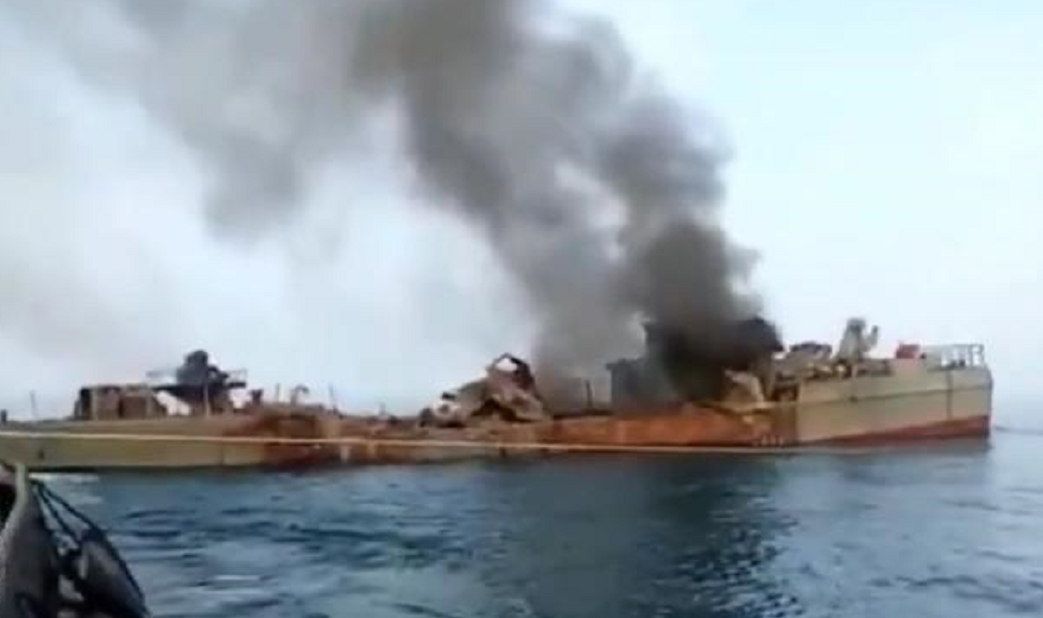 海峡内传来一声巨响，伊朗军舰被炸毁23人当场丧