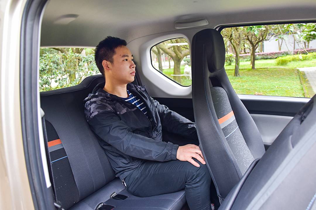 又一爆款诞生，买顶配不到四万，体验五菱宏光MINI EV