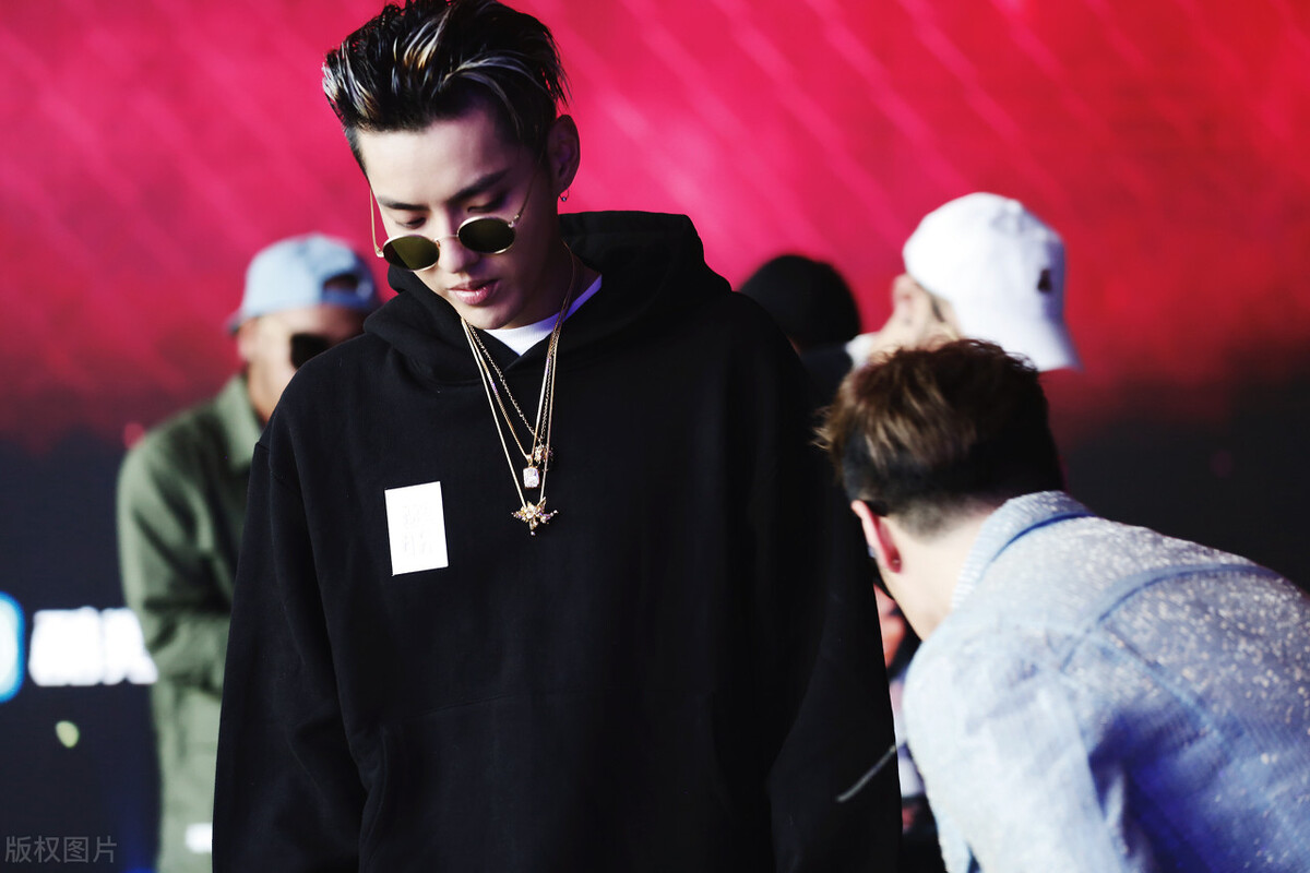 女星聊天记录曝光与多位男星有关系吴亦凡在列，喜欢叫对方爸爸