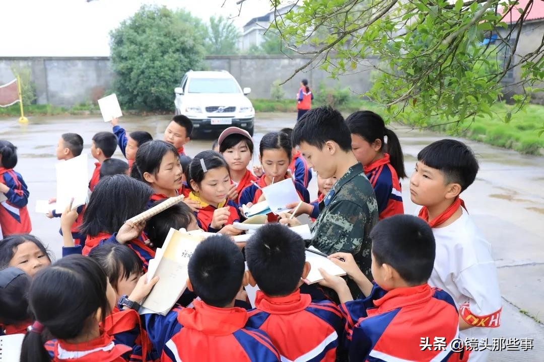 武警兵哥哥进校园成“明星”小学生秒变“迷妹”追着要签名