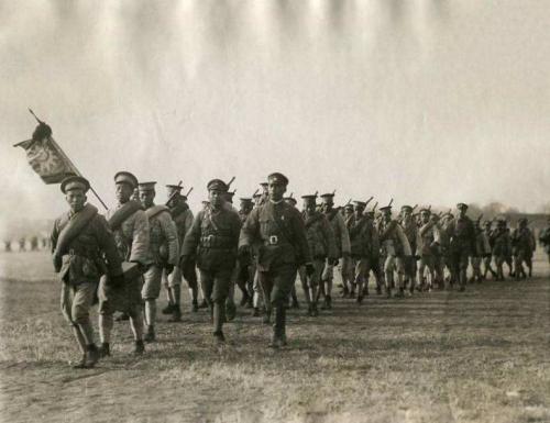 1951�꣬һλ��ũָ��ë��ϯ��ɫФ���վ����������ҵı�