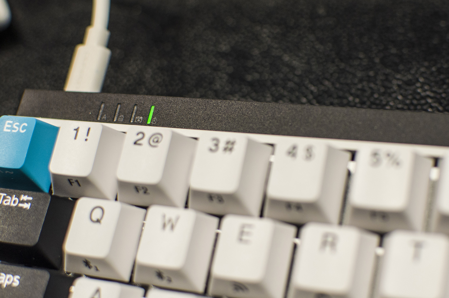 三模连四机、指尖轻巧舞：杜伽K330W机械键盘