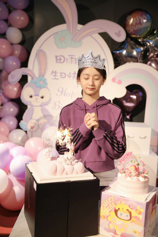 田亮夫婦為女兒慶生，一家四口幸福同框，13歲森碟身高直追爸媽