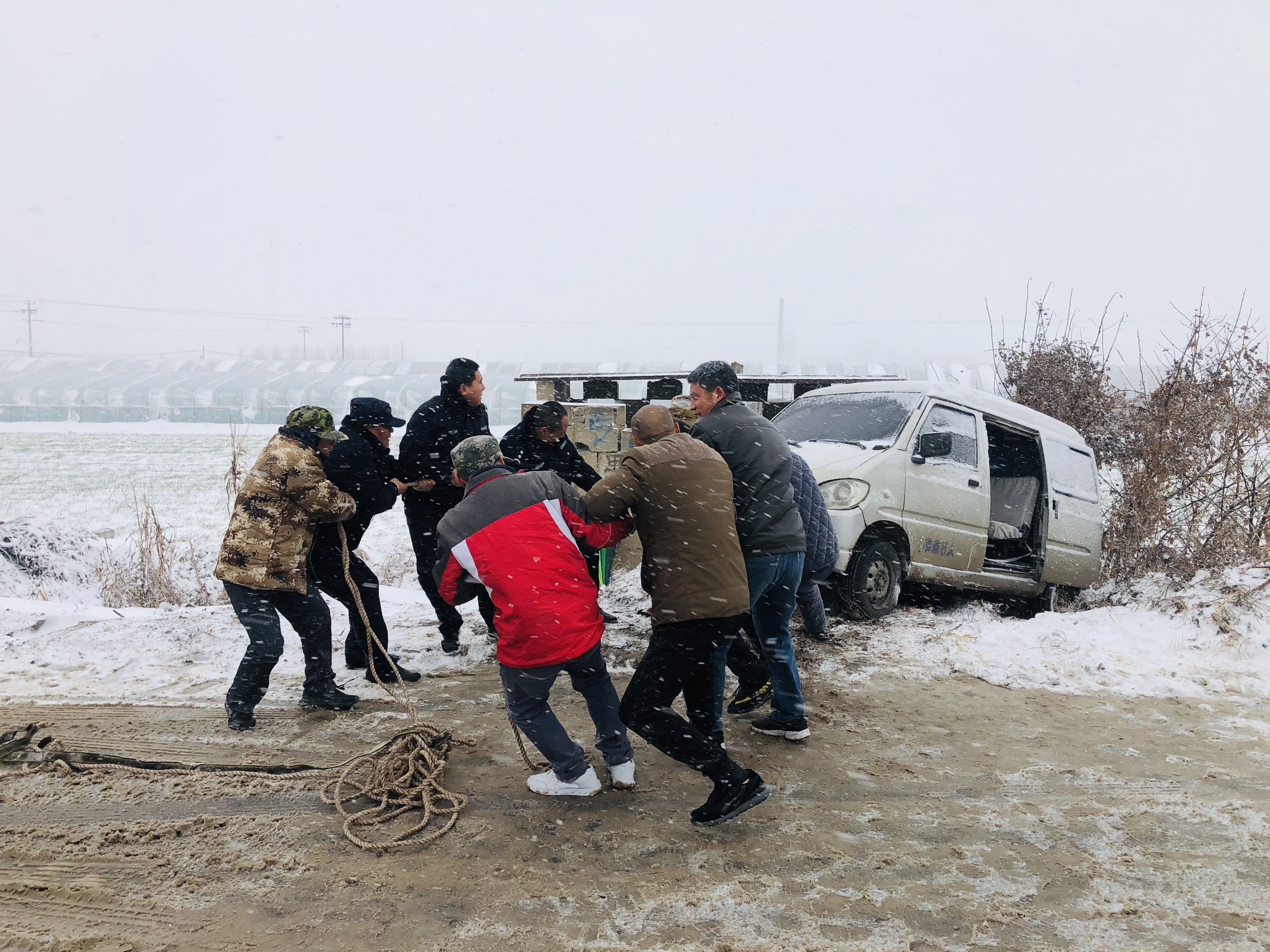 郯城民警雪野巡逻路遇侧滑车辆，伸援手解困为安