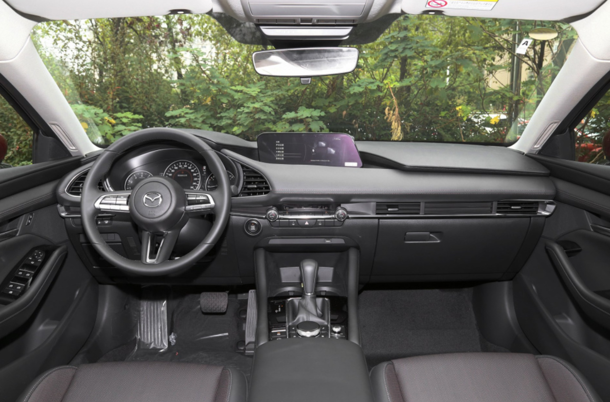 马自达3昂克赛拉，颜值高操控好，拥有很多年轻粉丝