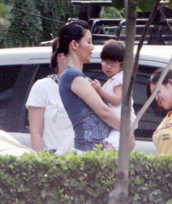 冯小刚：抛弃结婚15年的原配，40岁娶小10岁徐帆