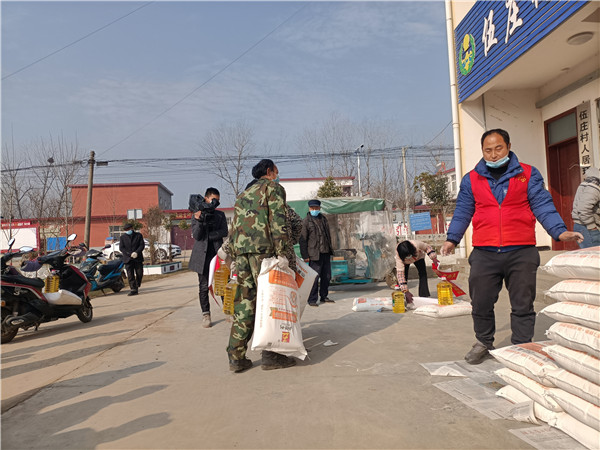 河南正阳傅寨：叶卫兵献出爱心捐赠 助力扶贫传递温情