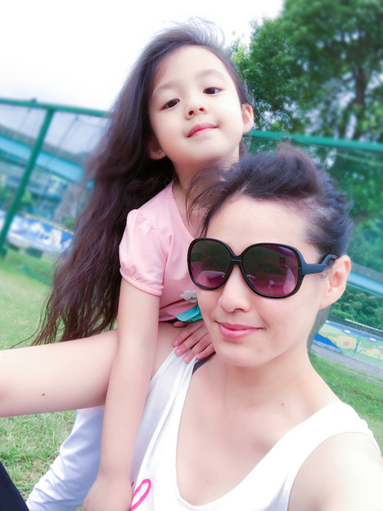 刘畊宏女儿幸好没长歪！丸子头到长卷发美到不敢认，长大还得了？