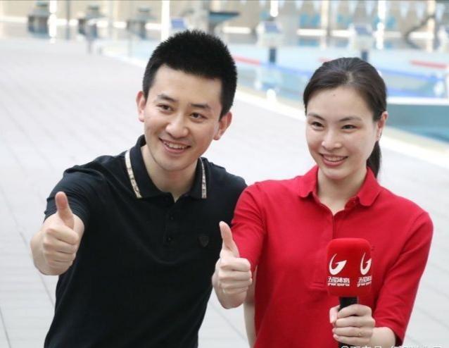 吴敏霞和老公直播频笑场，35岁美成红衣少女，一看就是被宠的模样